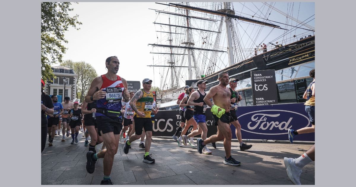 Andrew payne runs past the Cutty Sark in London
