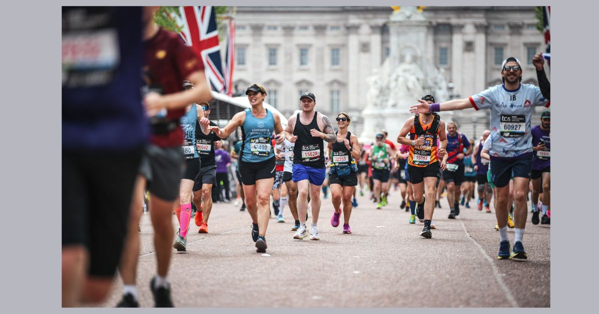Andrew Payne Runs past Buckingham Palace London